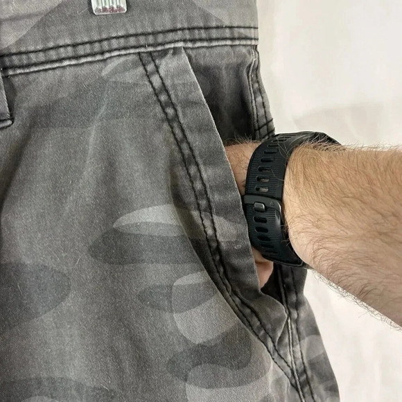 Unionbay Camo Cargo Shorts Men's 42 Grey Button Zip Side Pockets - Picture 6 of 11